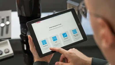Bild eines Mannes, der auf einem Tablet Daten für sein Unternehmen überprüft